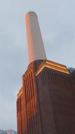 Vídeo-Vertical-Que-Muestra-El-Exterior-Del-Desarrollo-De-La-Central-Eléctrica-De-Battersea-En-Londres,-Reino-Unido-Al-Atardecer